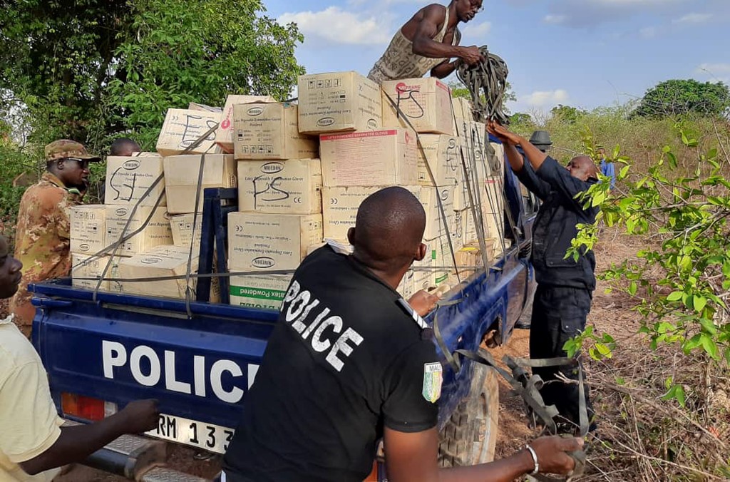 Los funcionarios de las fuerzas del orden se incautaron de armas de fuego, munición y explosivos ilegales, y desarticularon las redes de tráfico utilizadas para su suministro a terroristas en las regiones de África Occidental y el Sahel. (Fotografía: Mali).